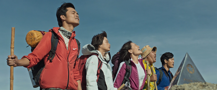 Thùy Anh (áo hồng, giữa) trong Rừng Thế Mạng