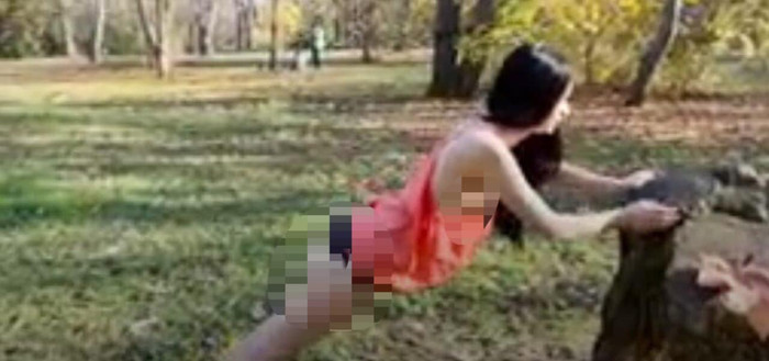 Cô gái ăn mặc khá gợi cảm khi đi tập thể dục. Ảnh cắt từ clip