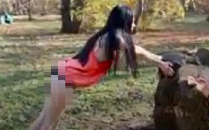 Đi tập thể dục nhưng chọn nhầm quần, cô gái trở nên hớ hênh giữa chốn đông người Ảnh 2