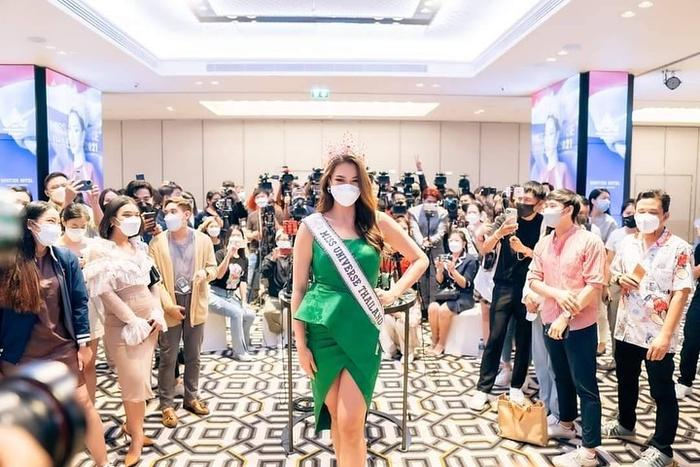 Miss Universe Thái Lan đẹp rạng rỡ khi về nước, dân tình càng ngắm càng tiếc nuối Ảnh 3