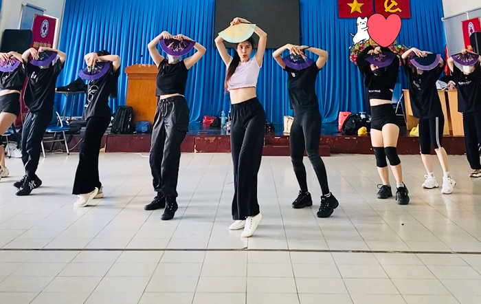 Ca sĩ Thủy Tiên đang tập luyện cho buổi văn nghệ.