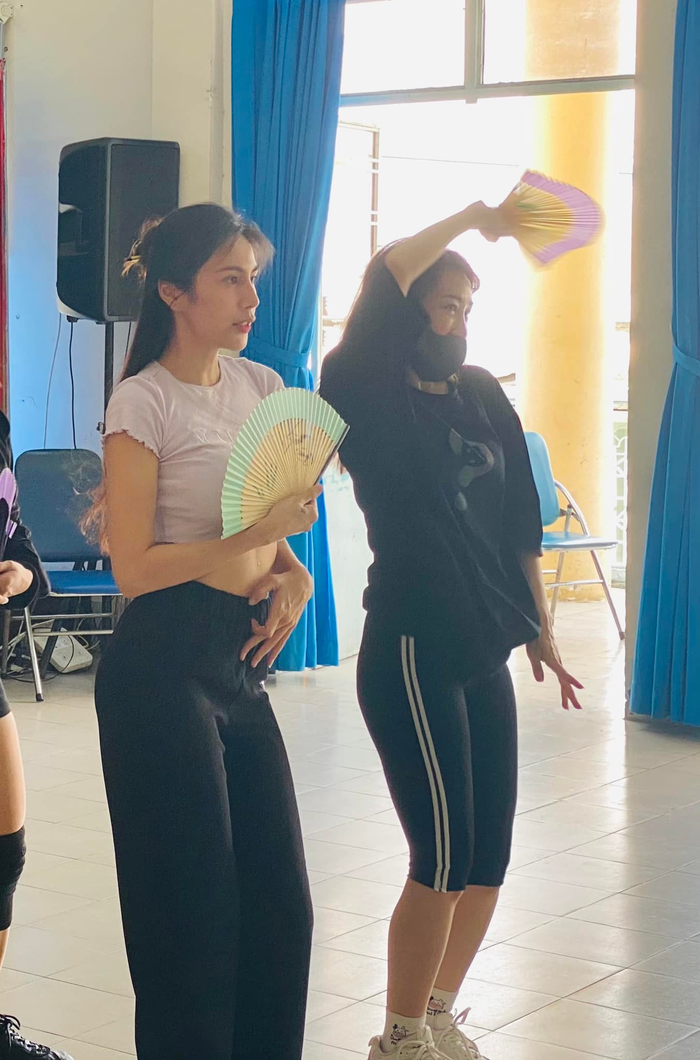 Thủy Tiên được khen ngợi nhan sắc có phần rạng rỡ hơn trước.