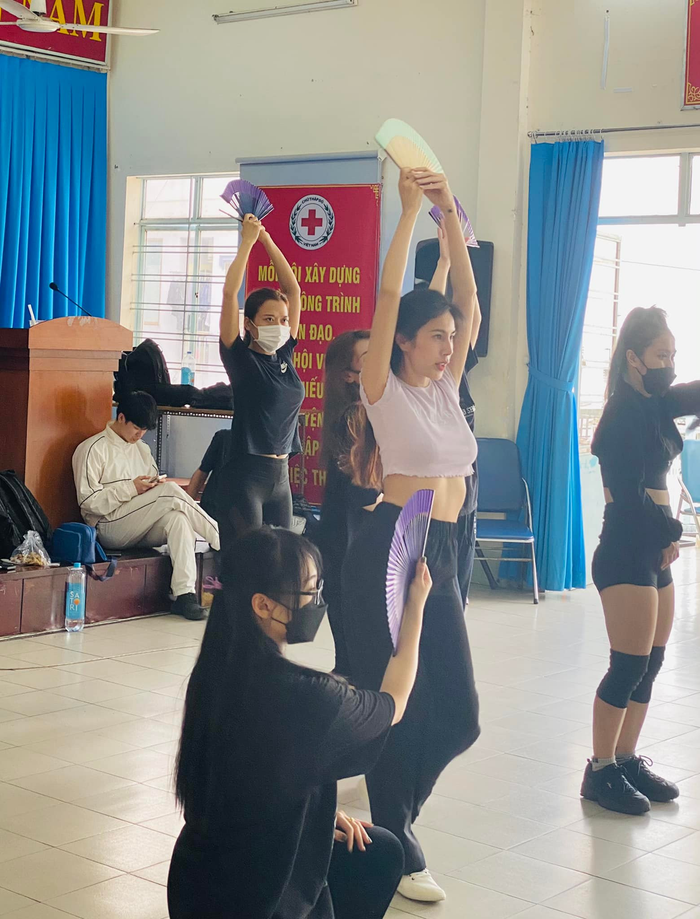 Thủy Tiên hiếm hoi khoe vòng eo con kiến, đập tan tin đồn mang thai.