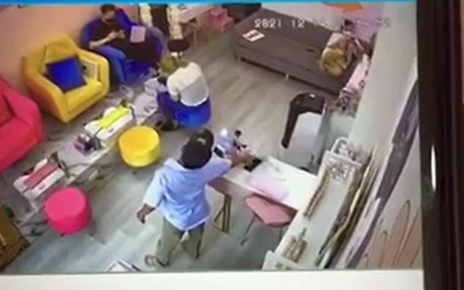 Clip: Người đàn ông vờ bán vé số rồi nhanh tay trộm luôn chiếc điện thoại trong tiệm nail Ảnh 2