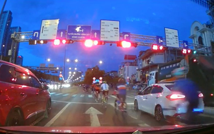 Clip: Đoàn người chạy xe đạp vào làn đường ô tô rồi ngang nhiên vượt đèn đỏ ngay ngã tư Sài Gòn Ảnh 2