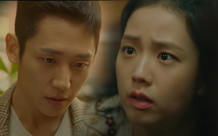 'Snowdrop' chính thức lên sóng: Jisoo vừa tấu hài, vừa 'vồ vập' ôm trai đẹp Jung Hae In Ảnh 2