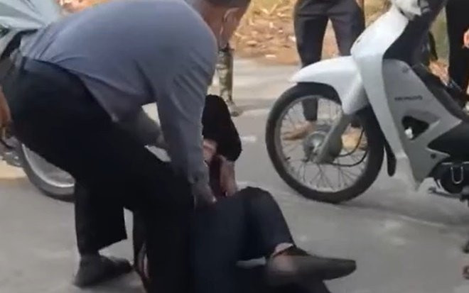 Clip: Bắt được tên trộm xe máy, người dân bức xúc lao vào đánh túi bụi giữa đường Ảnh 2