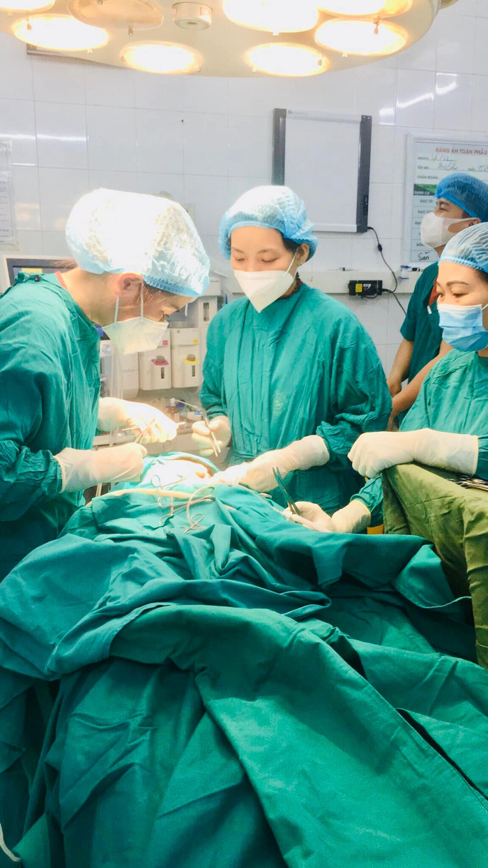 Các bác sĩ BV Đa khoa tỉnh Tuyên Quang phẫu thuật cho bệnh nhi. (Ảnh: BVCC).