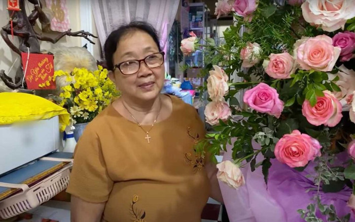 Khán giả gửi hoa chật kín nhà bố mẹ Vân Quang Long trong ngày giỗ đầu Ảnh 2