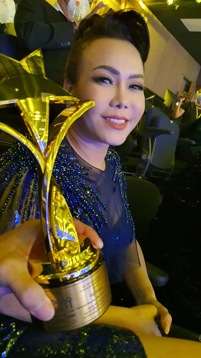 Việt Hương thắng lớn giải thưởng cuối năm, ông xã Hoài Phương liền nhắn gửi lời ngọt ngào Ảnh 4