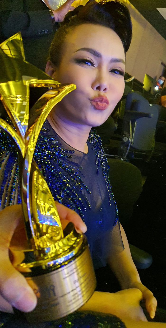Việt Hương thắng lớn giải thưởng cuối năm, ông xã Hoài Phương liền nhắn gửi lời ngọt ngào Ảnh 3
