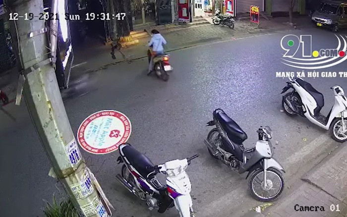 Clip: Chạy xe máy băng sang đường thiếu quan sát, cô gái bị tông ngã văng Ảnh 2