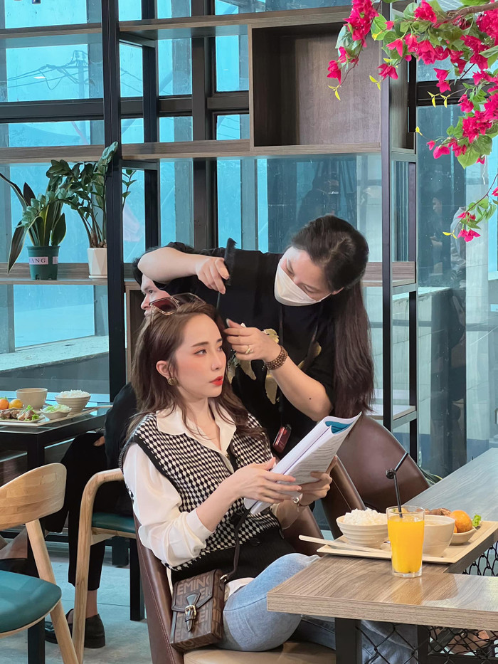 Hậu trường 'Về chung một nhà': Quỳnh Nga tay trong tay với Chí Nhân, Việt Anh hóa 'cá con' bên 'vợ' Ảnh 7