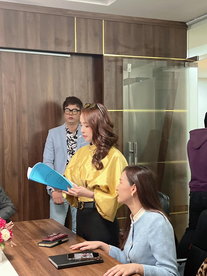 Hậu trường 'Về chung một nhà': Quỳnh Nga tay trong tay với Chí Nhân, Việt Anh hóa 'cá con' bên 'vợ' Ảnh 10