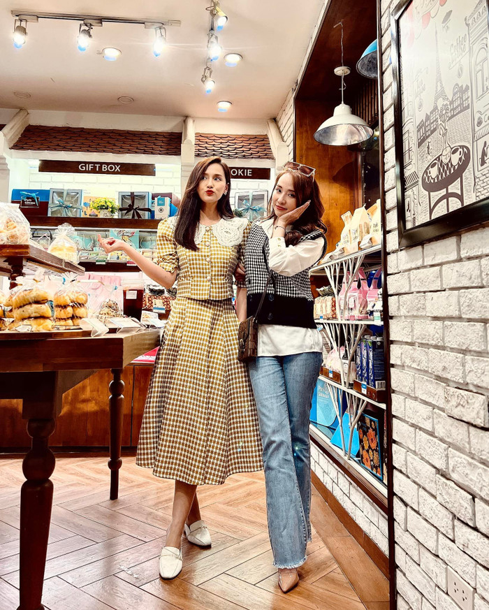 Outfit của hai diễn viên trong phim được đánh giá cao