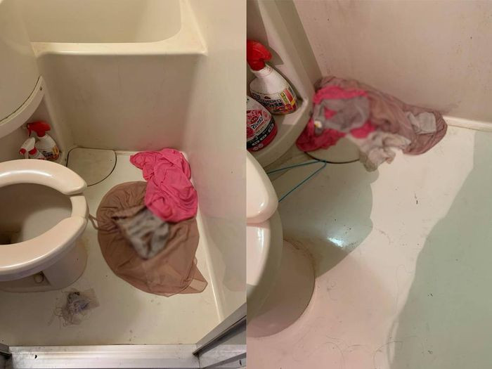 Trong nhà tắm, đồ đạc được vứt tùm lâu, lâu ngày không giặt giũ