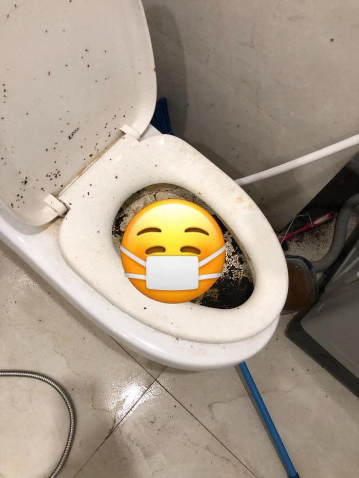 Nhà vệ sinh đen kịt gây ám ảnh