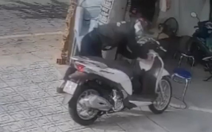 Clip: 4 đối tượng dàn cảnh lừa mua bánh mỳ cho nam bảo vệ rồi bẻ khóa trộm xe máy SH gây phẫn nộ Ảnh 2