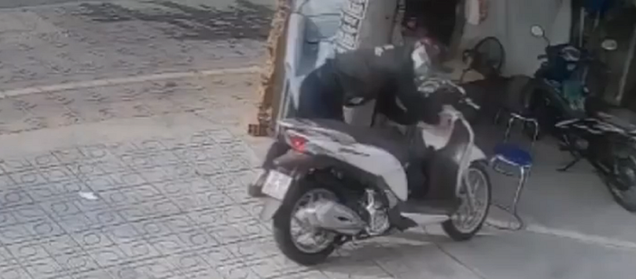 Lợi dụng lúc nam bảo vệ sơ hở, nam thanh niên bẻ khóa, trộm xe máy SH. Ảnh cắt từ clip