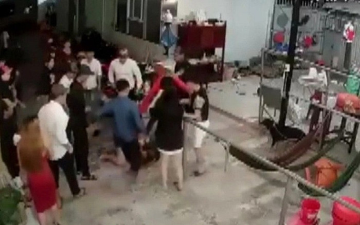 Bị nghi 'nhìn đểu', thiếu nữ 20 tuổi bị nhóm 6 thanh niên đánh tại quán ốc Ảnh 2