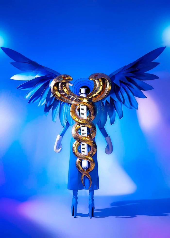 4. Ngoài chiếc vương miện danh giá Miss Grand International 2021 mà Thùy Tiên dành được. Cô còn ghi điểm mạnh mẽ với ban tổ chức khi diện trên mình thiết kế mang tên gọi 'Thiên thần áo xanh'.