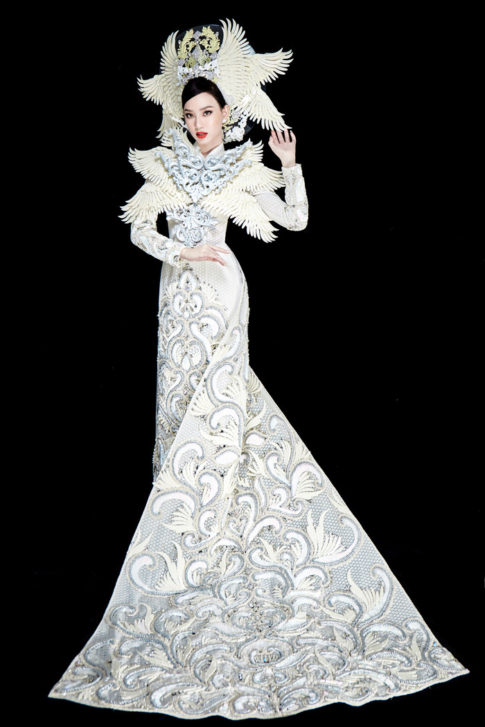 Bộ áo dài màu trắng với họa tiết tinh xảo được Ái Nhi mặc trong phần thi National Costume cũng là một thiết kế rất công phu. 