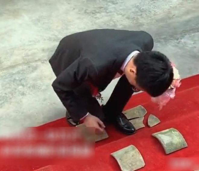 Chàng trai bị bắt dùng đầu gối đập vỡ ngói mới được đón dâu, dân mạng bất bình khi thấy bộ dạng chú rể Ảnh 4