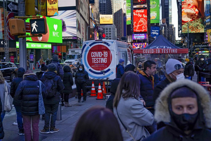 Người dân đang xếp hàng dài trước Quảng trường Thời đại, New York, để xét nghiệm Covid-19.