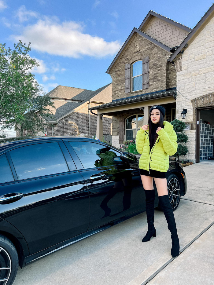 Cô khoe được đôi chân dài 1m11 trứ danh với boots cổ cao.