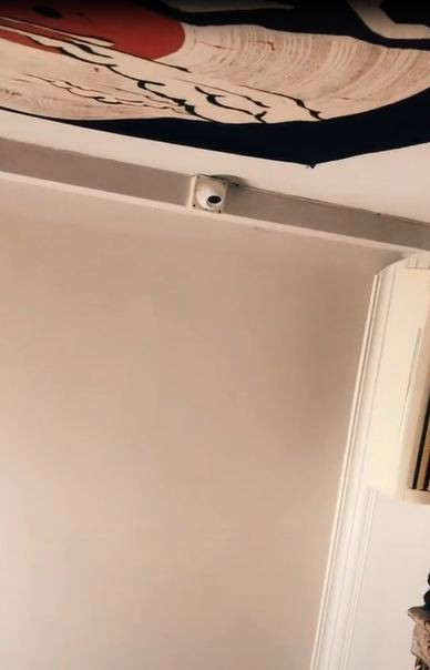 Trên trần nhà có lắp camera. 