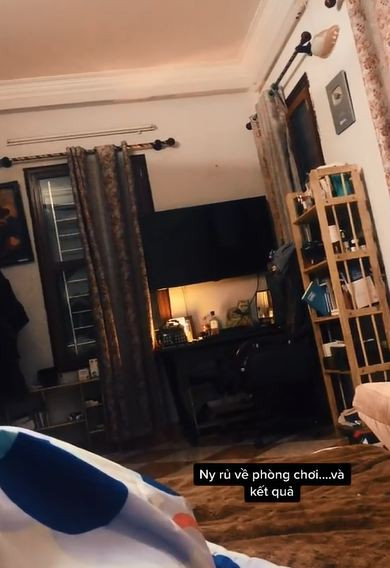 Nội thất bên trong phòng ngủ của người yêu cô nàng. 