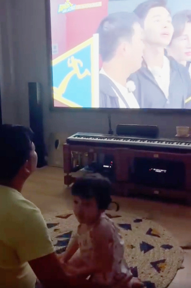 Bé Destiny hiếm hoi quay mặt về ống kính.