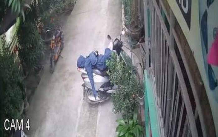 Đã về trước cổng nhà, ninja lead nằm ngủ suốt 25 phút trên yên xe khiến nhiều người ngán ngẩm Ảnh 2