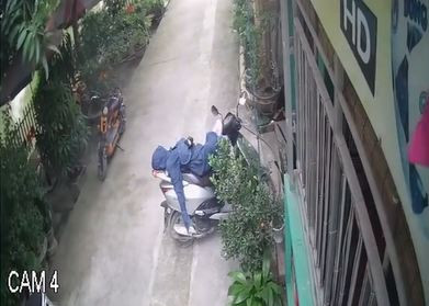 Nữ ninja lead ngủ ngon lành trên yên xe. 