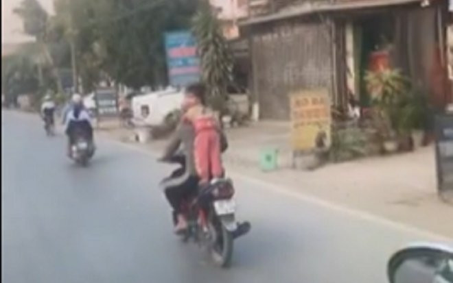 Clip: Ông bố trẻ chở con gái không đội mũ bảo hiểm 'làm xiếc' trên đường khiến ai nấy cũng thót tim Ảnh 2
