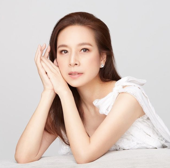 Ở tuổi 55, bà Nualphan Lamsam sở hữu nhan sắc có thể nói là “vạn người mê”.