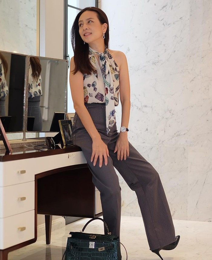 Ngoài tình yêu bóng đá, bà Nualphan thích diện đồ hiệu sang chảnh khi sở hữu nhan sắc “vạn người mê”.