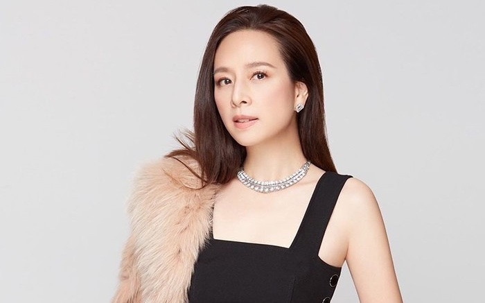 Nhan sắc 'vạn người mê' của nữ tỷ phú Thái Lan đòi 'phế ngôi' tuyển Việt Nam Ảnh 2