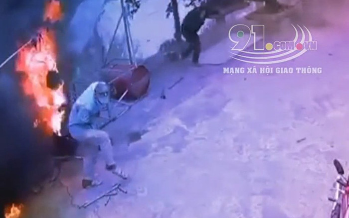 Clip: Thùng phuy đựng dầu bất ngờ phát nổ khi hàn xì, người đàn ông đứng gần bốc cháy như ngọn đuốc Ảnh 2