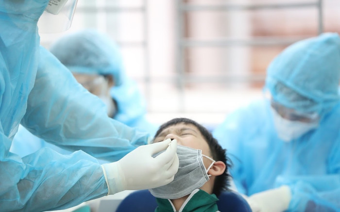 Tất tần tật cách nhận biết, theo dõi và hướng dẫn điều trị cho trẻ mắc Covid-19 Ảnh 2