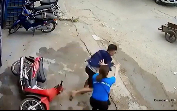 Clip: Nam thanh niên 'co cẳng' bỏ chạy rơi cả dép khi bị cô gái bắt quả tang trộm xe máy Ảnh 2