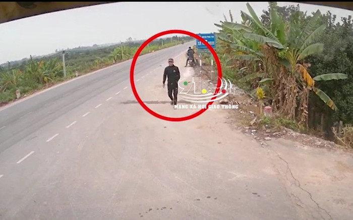 Clip: Nam thanh niên thản nhiên mở cửa cabin, 'thó' chiếc điện thoại ngay trước mặt tài xế Ảnh 2