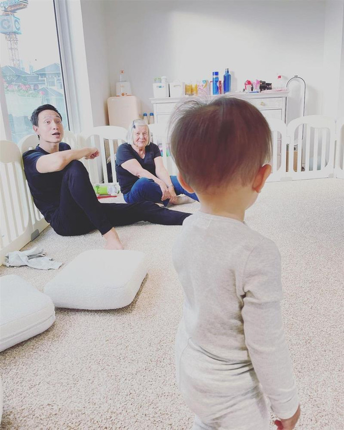 Dù mới gặp ông bà lần đầu nhưng Leon và Lisa đã chơi đùa rất vui vẻ, không hề ngượng ngùng.&nbsp;