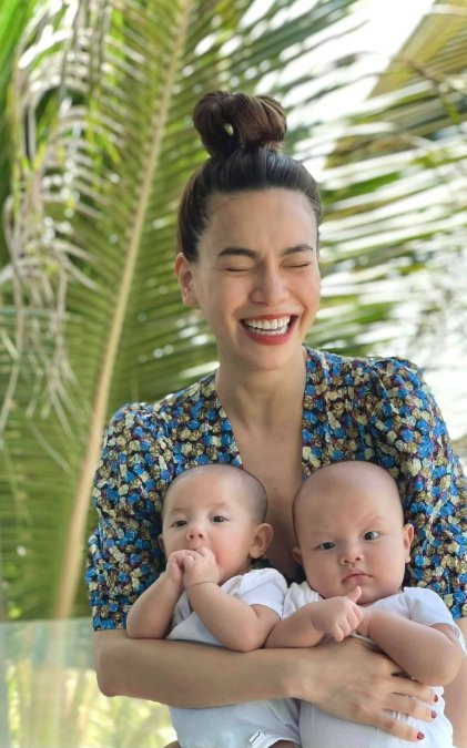 Hà Hồ 'bó tay' trước độ lầy của 2 nhóc tỳ.