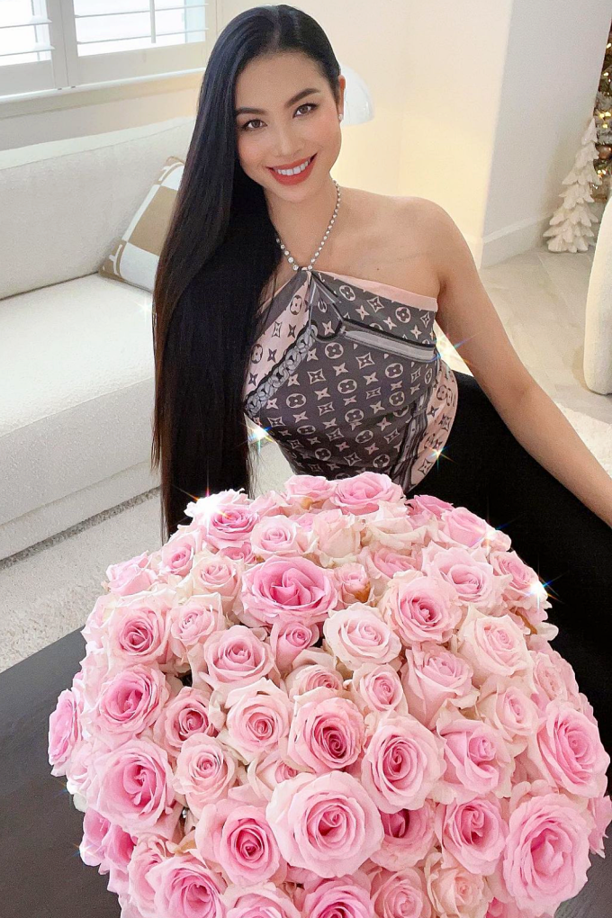 Cô trung thành với mái tóc dài dịu nhẹ, thu hút ánh nhìn với nụ cười tỏa nắng.