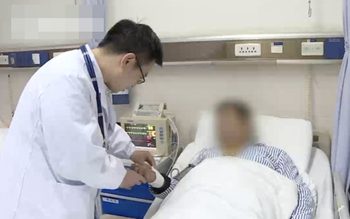 Không muốn dậy sớm đi học, nam sinh 14 tuổi làm một việc khiến bố mẹ nhập viện Ảnh 2