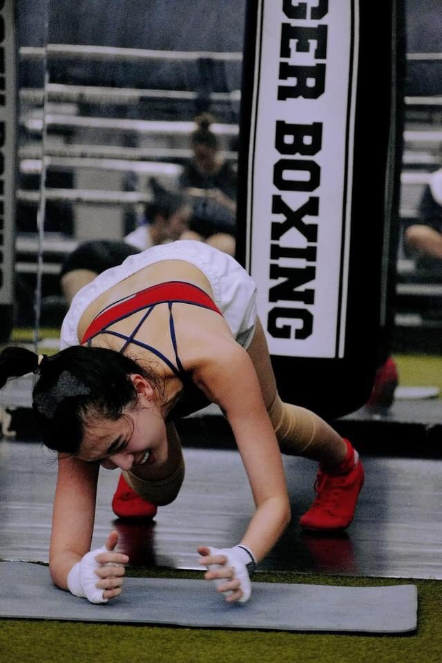 Có đôi lần gục ngã trên sàn đài nhưng Cao Thái Hà vẫn mạnh mẽ đứng dậy và chiến đấu.