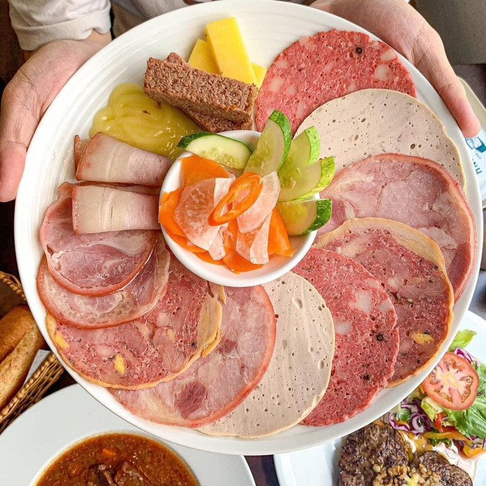 Với bí quyết riêng trong cách chế biến, nêm nếm gia vị mà người đầu bếp đã làm được nên món pate vừa ngon, bắt vị, lại còn có mùi thơm quyến rũ.