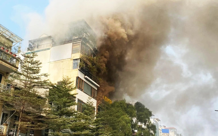 Hà Nội: Nhà 2 tầng bốc cháy dữ dội, lửa lan sang phòng giao dịch ngân hàng Ảnh 2