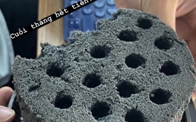 Cuối tháng hết tiền, nhóm bạn rủ nhau ăn tạm ... than tổ ong khiến dân tình tròn mắt ngạc nhiên Ảnh 2